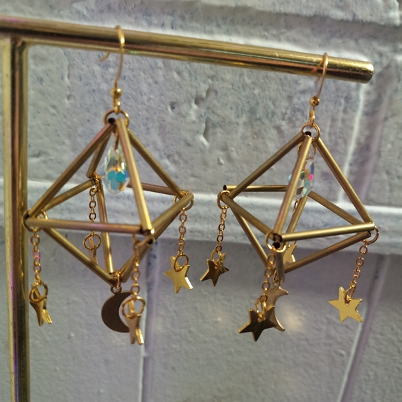 Goldtone geometric earings - Picture 6 of 8
